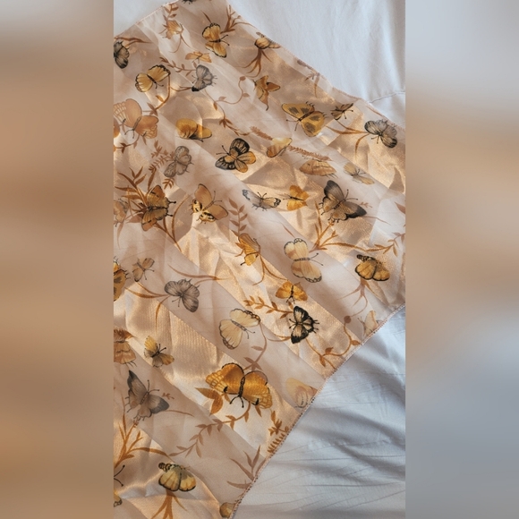 Womens new black gloves with free scarf - Picture 3 of 3